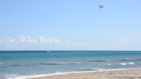 Person practicing parasailing Video stock 86685200