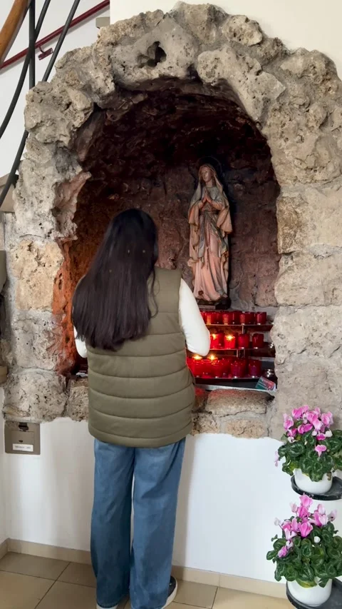 Person Praying 動画素材 318849502