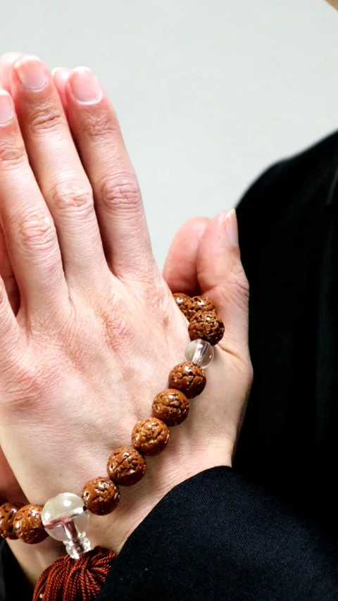 A person praying at a funeral Stock Footage 336056694