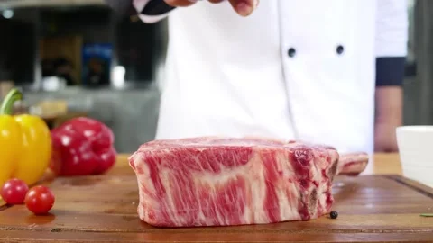 A person preparing food in a kitchen 库存影片 157870899