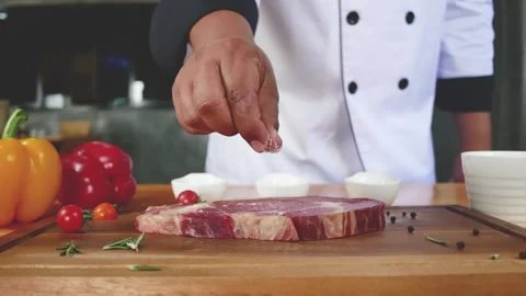 A person preparing food on a table 库存影片 157871978