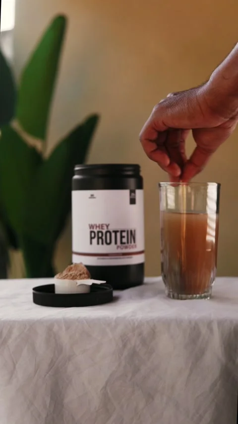 Person preparing nutritional whey drink for workout recovery Vídeo Stock 330194418