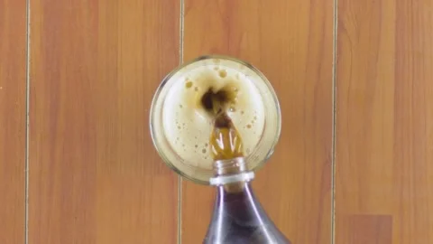 Person Preparing or serving black carbonated drink cola sweet beverage 스톡 동영상 130986024