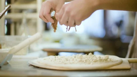 Person preparing pizza in kitchen Vídeos de archivo 87806448