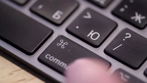 Person pressing command key on a laptop close up. Command button on a compu.. Vídeos de archivo 340959020