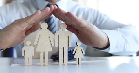 Person protects house and family figures slow motion 4k movie Vídeos de archivo 257293044