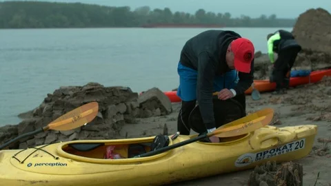 A person puts things in a special compartment in a canoe Video stock 109938875