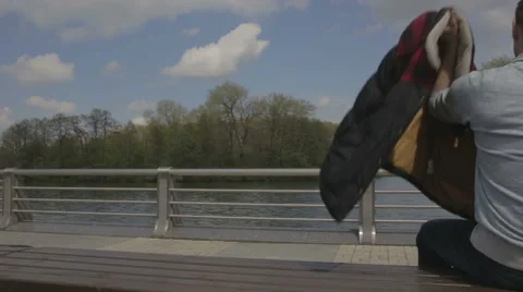 A person puts on the vest Vidéo 67967326