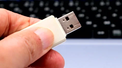 A person putting a cap on a USB memory stick. 스톡 동영상 335265484