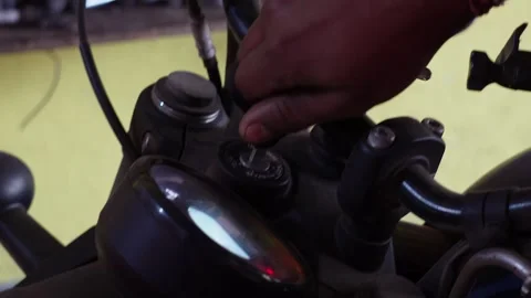 Person putting a key 库存影片 336431900