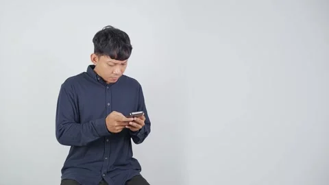 Person Quickly Typing Message on Smartphone Vidéo 344830896
