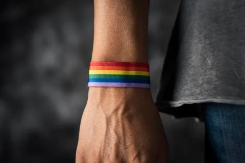 Person with a rainbow-patterned ribbon Foto stock