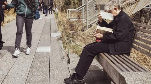 Person reading on bench Foto stock