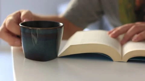Person reading book. Vidéo 61898259