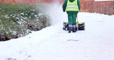 Person removing snow from sidewalk. Vídeo Stock 84911609