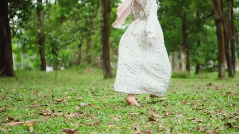 Person Running in the Park – Back View Low Angle Shot Vidéo 307421801