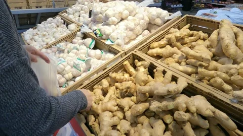 Person selecting produce Stock Footage 173503619