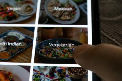 A person selecting Vegetarian option while ordering food online Foto stock