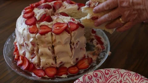 Person serving a slice of freshly baked cake with strawberries Video stock 150651585