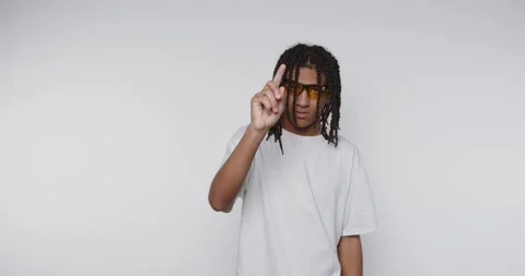 Person shares message using hand signs and gestures in clear setting with n.. Vidéo 328248556