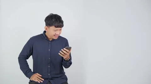 Person Shocked While Looking at Smartphone Vidéo 344831087