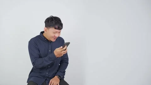 Person Shocked While Reading Message on Smartphone 库存影片 344831093