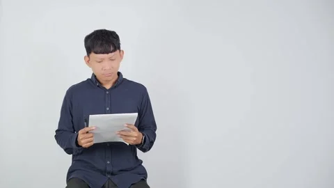 Person Shrugging Shoulders Without Knowing Answer Vídeos de archivo 344831127