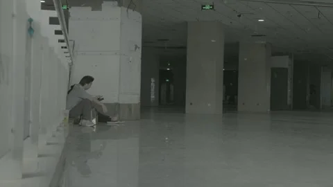 Person Sits Alone in Large Empty Zhongguancun Mall Hall Vidéo 340271181
