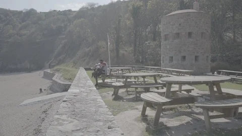 Person Sitting on Bench at Beach Cafe - SLOG 120fps Vidéo 129761905