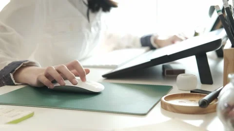 A person sitting on a table 库存影片 156845275