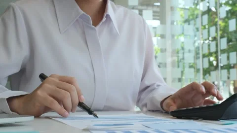 A person sitting at a table 库存影片 156847145