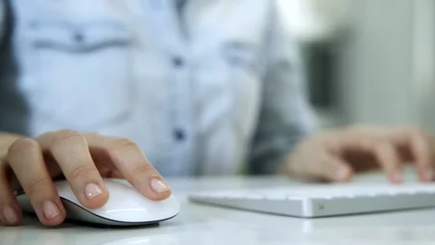 A person sitting on a table 库存影片 156849111
