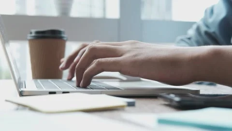 A person sitting on a table 库存影片 157872360