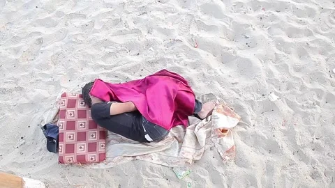 A person sleeping on the beach Vídeos de archivo 148623244
