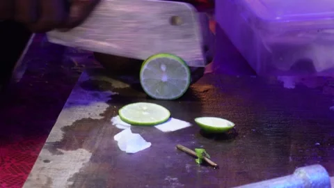 A person slicing a lime Vídeo Stock 326336232