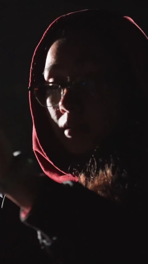Person sporting vision aids coupled to bright hood securing diminutive article Vídeos de archivo 345545312