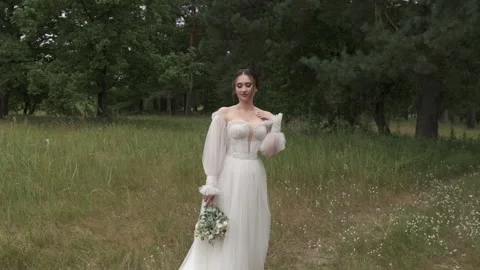 A person that is standing in the grass Vidéo 221231856