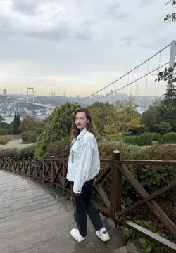 Person standing on a hillside path overlooking the Bosphorus Bridge in Istanb Foto stock