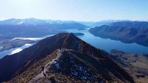 Person Standing on Roys Peak Ridge with Panoramic Lake Views Vídeos de archivo 337473553