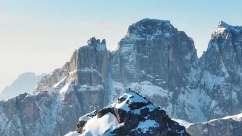 A person standing on a summit in winter. Drone shot with parallax effect. Vídeo Stock 189894685