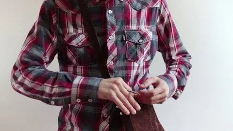 Person takes notes Vidéo 76795028