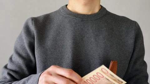 A person taking out a banknote from a wallet and handing it over 動画素材 324547809