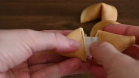 Person taking out blank note with good luck wish from fortune cookie Vidéo 206171716