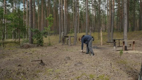 Person trims a branch with an axe Vidéo 339504559