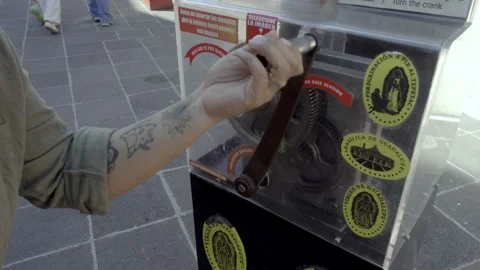 Person Turning Handle of Manual Candy Machine on Street Market Vidéo 334643712