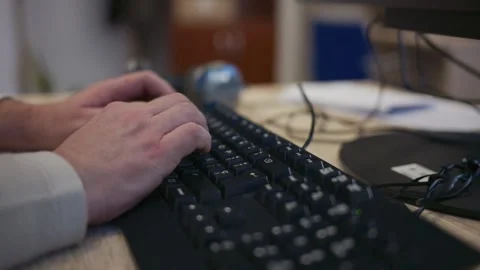 Person typing on a computer keyboard 库存影片 332336605