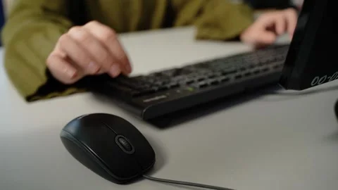 Person typing on keyboard and using computer mouse at desk Vídeos de archivo 348029561