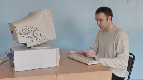 Person Typing At Old Retro Computer 스톡 동영상 126085405