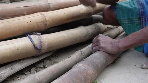 Person uses a hammer Vidéo 332580427