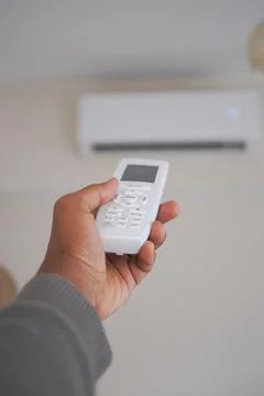 Person using AC remote control Stockfoto's